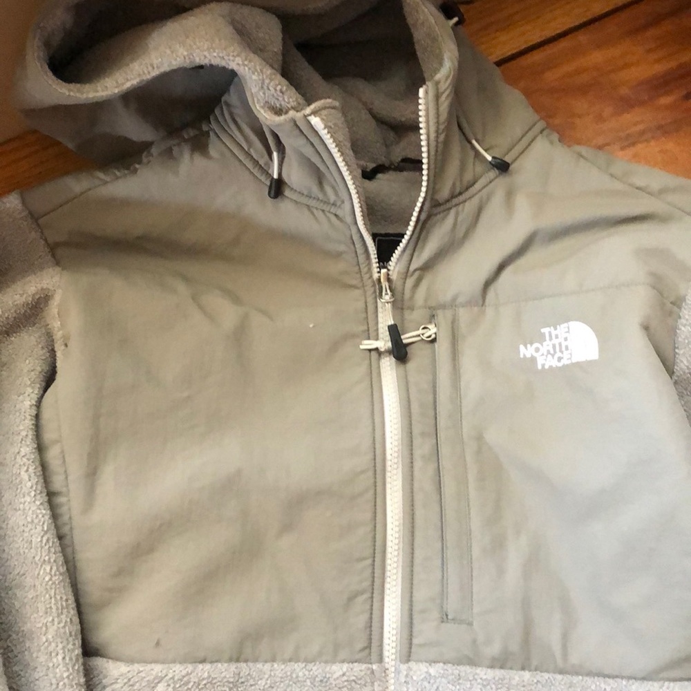 Women’s Northface Denali with hood
